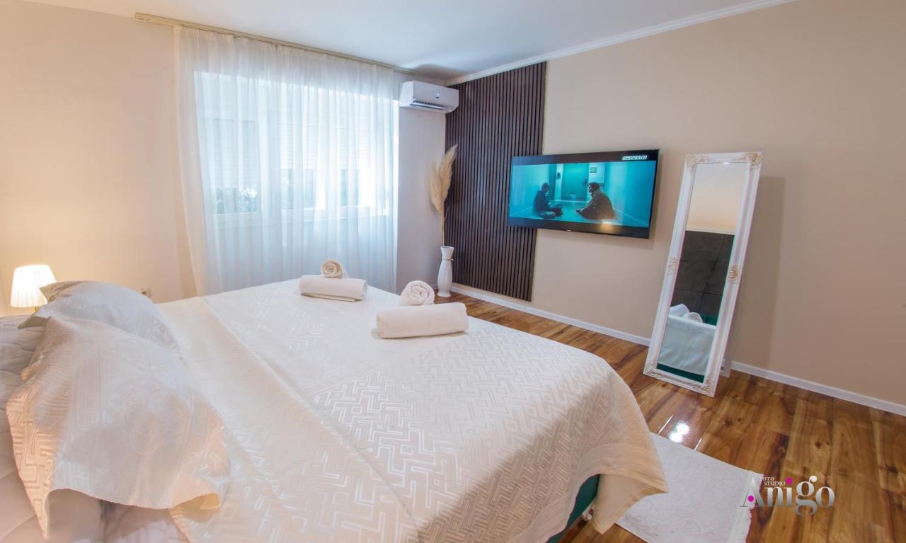 Luxury Apartment Black And Gold Мостар Екстер'єр фото